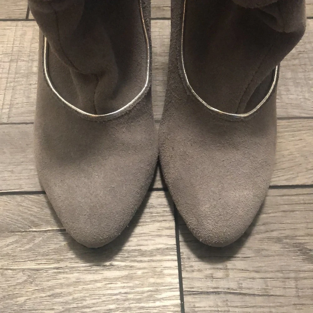 NOW!! Leather upper gray heeled booties with silver lining piping and bow